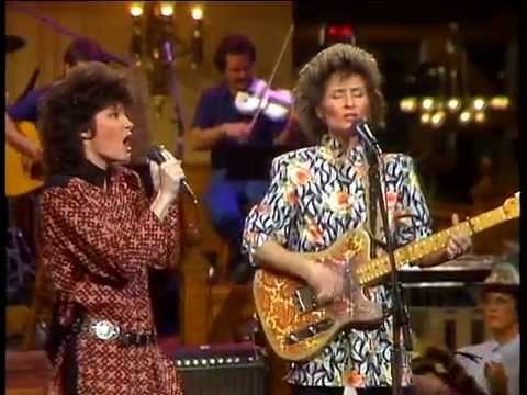 Sweethearts of Rodeo - Chains Of Gold