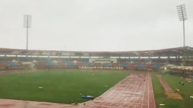 Cyclone Fani: Kalinga Stadium की छत सुखे पत्तों की तरह उड़ी, फानी ने बरपाया कहर | वनइंडिया हिंदी