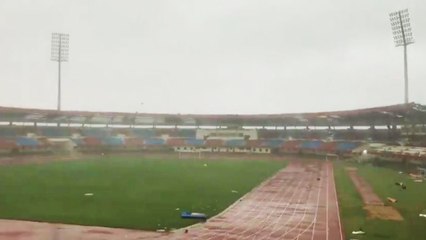 Cyclone Fani: Kalinga Stadium की छत सुखे पत्तों की तरह उड़ी, फानी ने बरपाया कहर | वनइंडिया हिंदी