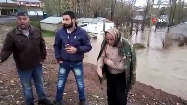 Taşan dere nedeniyle 6 ahır ve 5 ev su altında kaldı