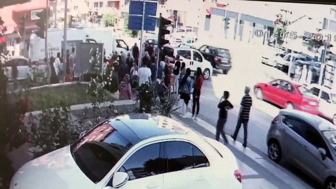 Kamyonetin yayaya çarpma anı güvenlik kamerasında - DENİZLİ
