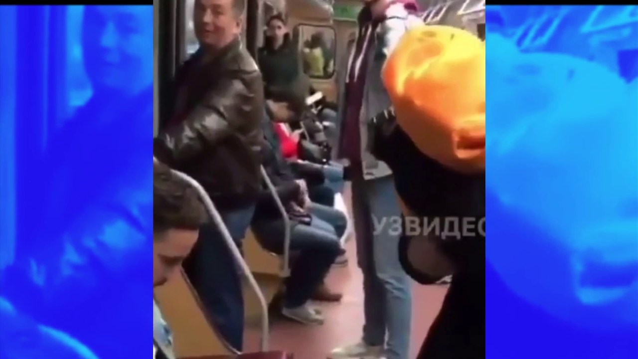 Un jeune homme fait croire aux passagers du métro qu’il tient un bébé dans ses bras pour trouver une place