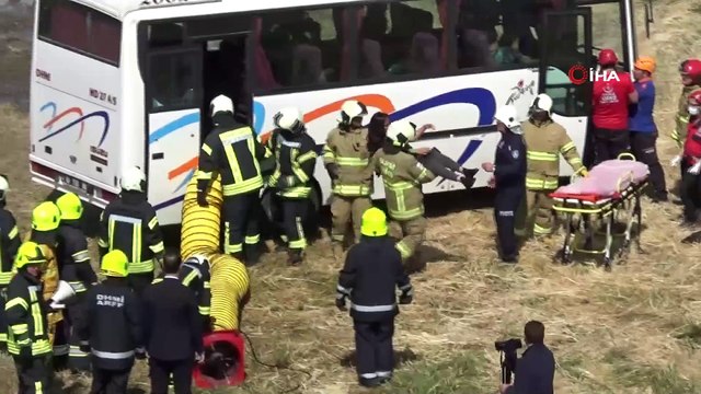 Uçak kazası tatbikatı nefes kesti...Tatbikatta alevlerin arasından kurtarılan yaralılara tek tek müdahale edildi