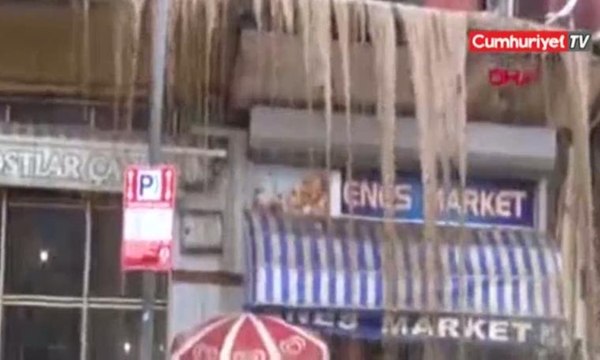 Boru patladı, iş yerleri kanalizasyon suyuyla doldu