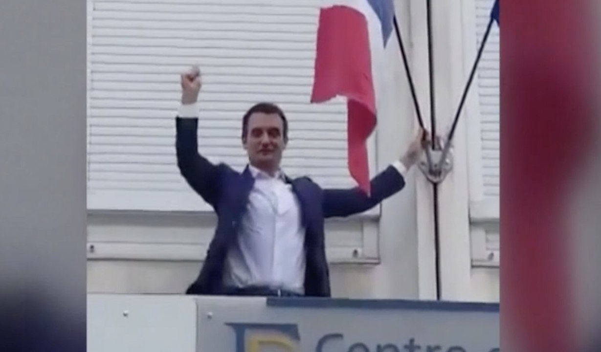 Florian Philippot décroche le drapeau européen d'un bâtiment public - ZAPPING TÉLÉ DU 03/05/2019