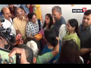CBSE रिजल्ट: देश में 2nd टॉपर बनीं गौरांगी को सीएम त्रिवेंद्र रावत ने उसके आवास पर दी बधाई