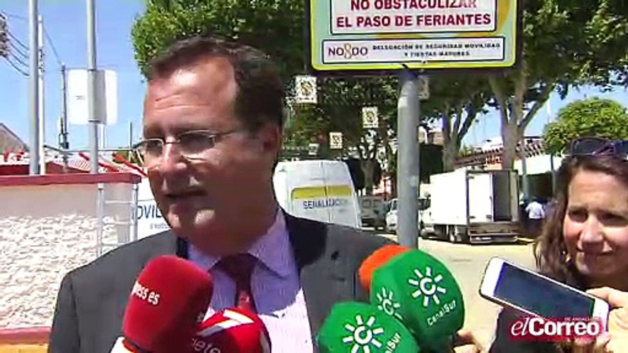Juan Carlos Cabrera, delegado de Seguridad, Movilidad y Fiestas Mayores explica la nueva señalización dentro del recinto ferial