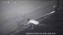 Çalıntı Araçla Kepenkleri Kıran Hırsızlar Güvenlik Kamerasında