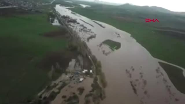 Erzincan Karasu Nehri Taştı, Köy Yolları ve Tarlalar Sular Altına Kaldı