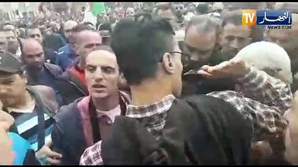 شاهد..مناوشات بين متظاهرين في سطيف