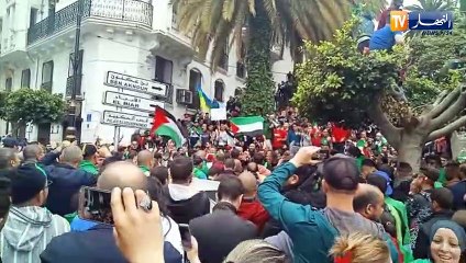 شاهد متظاهرون يطالبون بالحرية على أنغام "سولكينغ" بالدربوكة