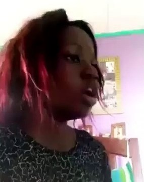 Ecoutez cette femme qui conjugue le verbe naître. Hilarant !