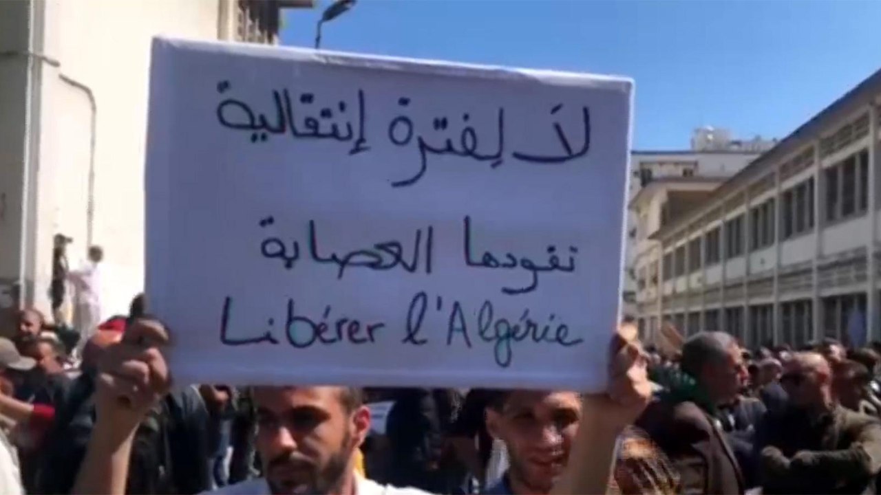 آلاف العمال الجزائريين يتظاهرون دعما لمطالب الح...