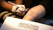 Tayvan'da bir geleneği yaşatmaya çalışan dövme ustası