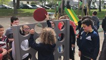 Les enfants de l’école Jules-Verne testent le Puissance 4 géant