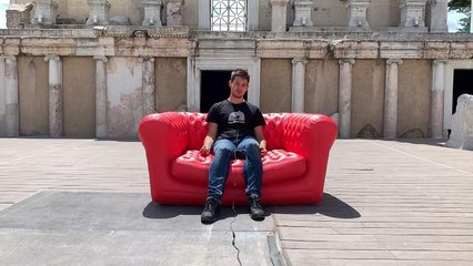 مبل قرمز یورونیوز در بلغارستان؛ شهروندان از وضعیت اقتصادی شکایت می‌کنند