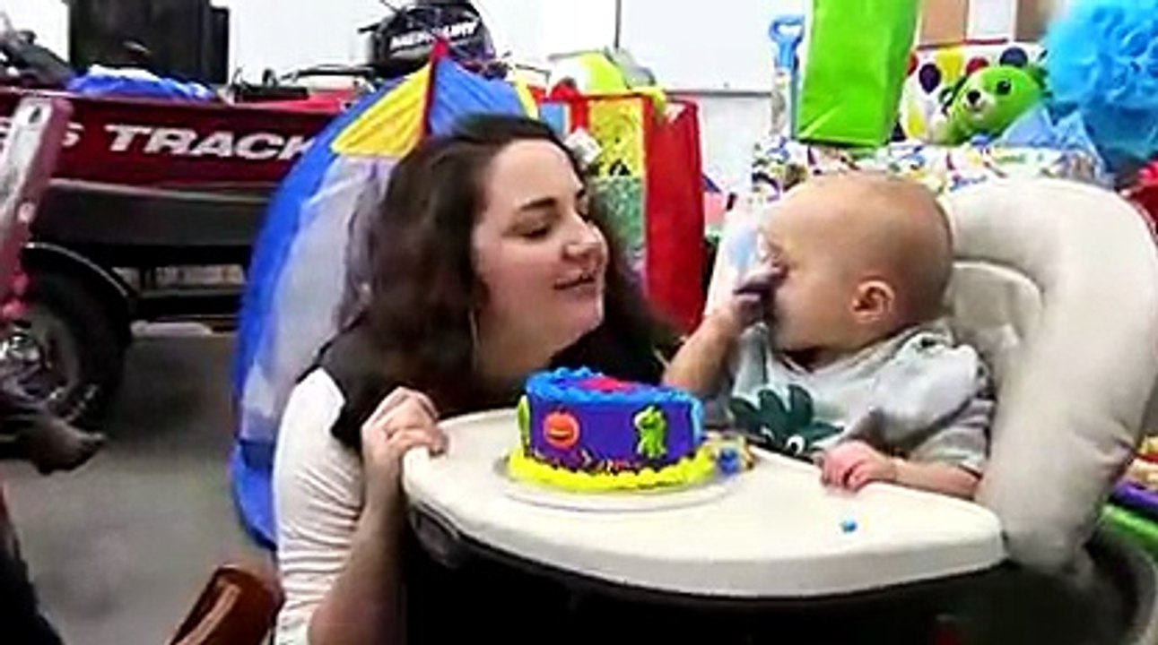 Quand ton bébé te fait clairement comprendre qu'il ne te donnera pas de gateau