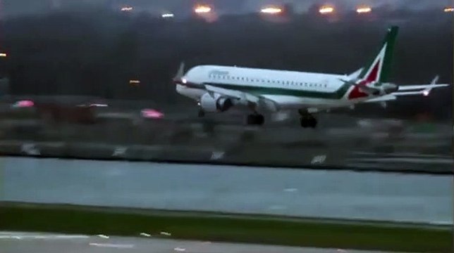 Ce pilote de ligne a beaucoup de mal à poser son avion à cause de vents puissants
