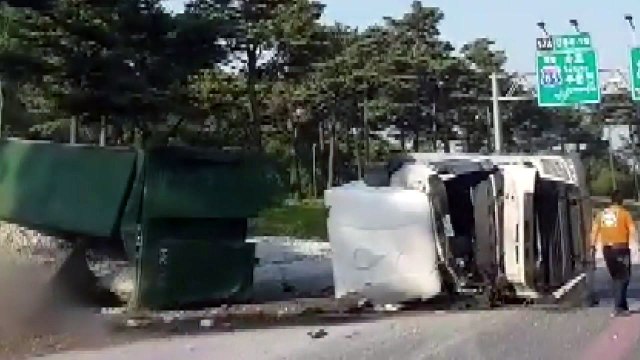 영동고속도로서 화물차 넘어져 골재 우르르...운전자 다쳐 / YTN