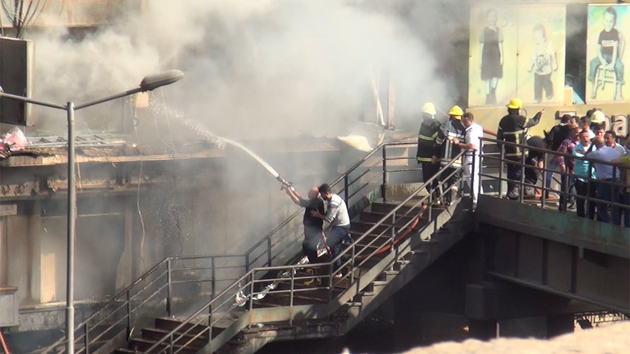 حريق حارة اليهود.. إعادة لكارثة العام الماضي والفاعل ماس كهربائي