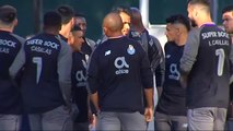 La plantilla del Oporto llega al hospital con la camiseta de Casillas