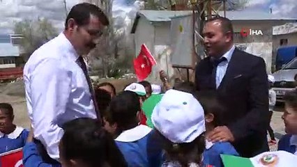 Tırpanla ot biçen vali, köylüye maşallah dedirtti