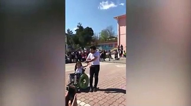 Engelli öğrencisiyle dans eden Çağlar öğretmen gönülleri fethetti!