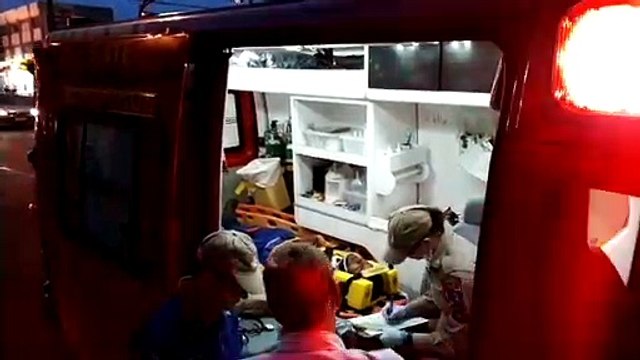 Siate socorre ciclista ferido após colisão com carro na Av. Carlos Gomes