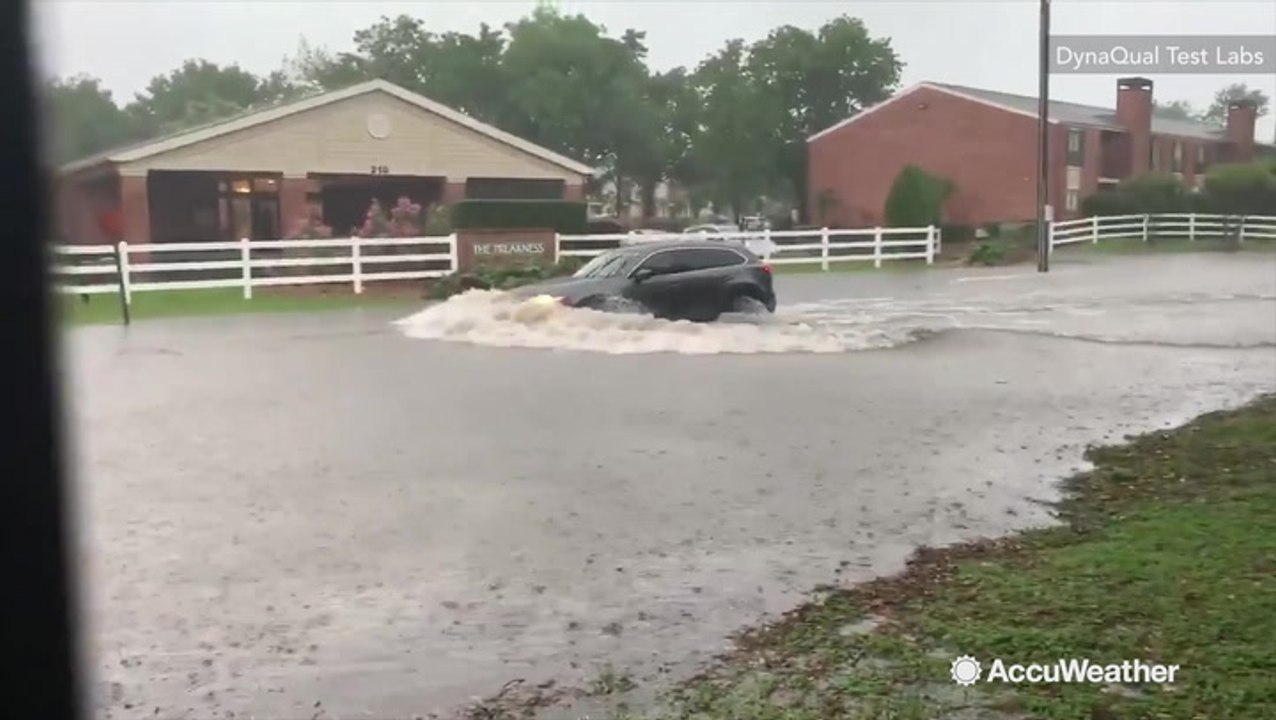 Vehicles dangerously drive through flooded roads