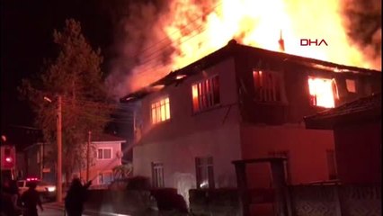 Düzce'de 2 Metruk Bina Alev Alev Yandı