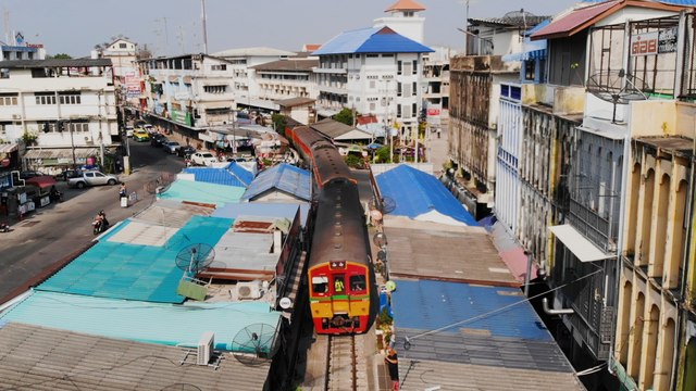 Tourists risk their lives to take selfies in Thai market built on train tracks