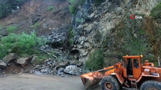 Giresun-Şebinkarahisar kara yolunda heyelan ulaşımı kapattı