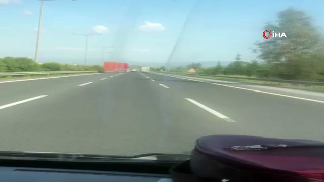 Kontrolden çıkan tır otobanda dehşet saçtı... O anlar kamerada