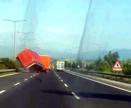 İzmir, Aydın Otobanında, TIR'ın Bir Anda Savrulduğunu Gören Vatandaş Telefonuna Sarıldı!