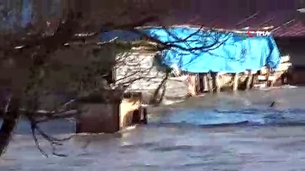 Tercan Baraj Göleti taştı...Yollar, ev, ahır ve tarım arazileri sular altında kaldı