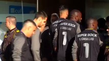 La plantilla del Oporto llega al hospital con la camiseta de Casillas