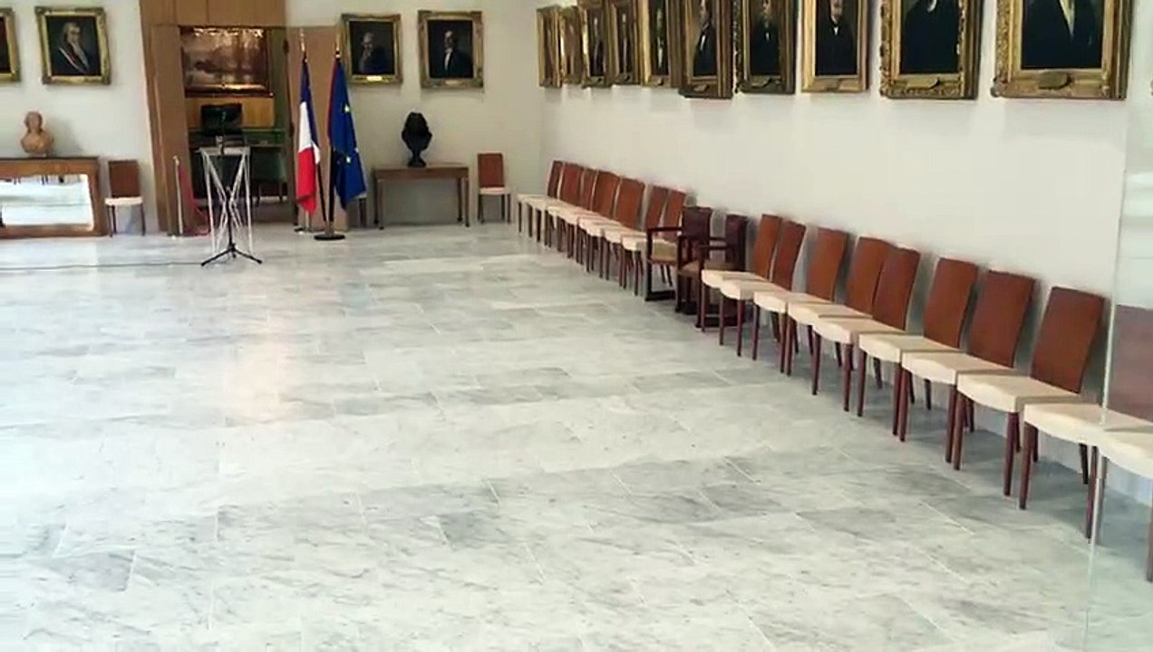 Besançon : la visite de l'hôtel de Ville avant son inauguration par Jean-Louis Fousseret, maire