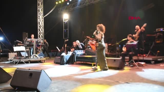 Edirne Sahnede Üşüyen Yıldız Tilbe İçin Soba Kuruldu