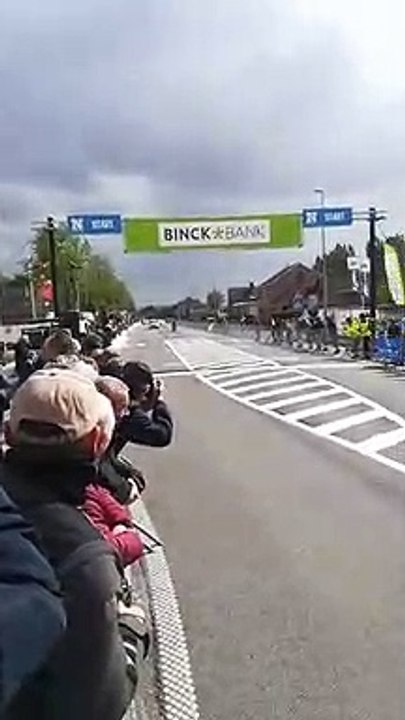 Un coureur cycliste fait une pause avant la ligne d'arrivée