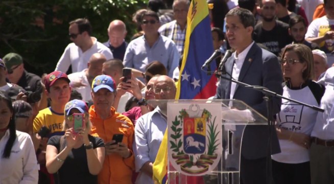 Guaidó pide a más militares que se unan a ellos