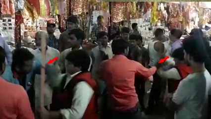 Video:टल्ली होकर की छेड़छाड़ तो लड़की ने भरे बाजार में डंडों से पीट-पीटकर उतार दिया नशा