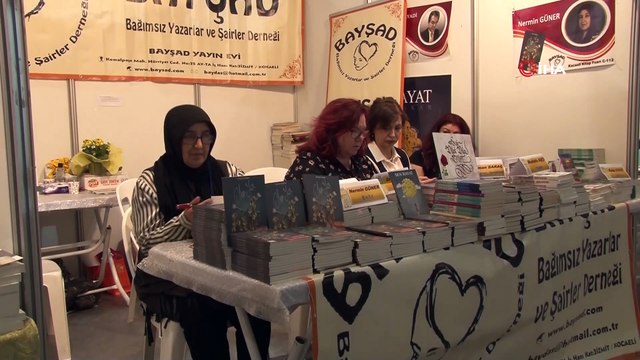Temizlik görevlisi olarak çalıştığı kitap fuarında yazdığı kitabı imzaladı