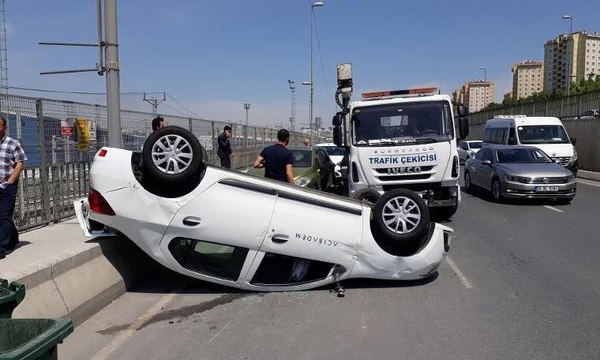 Ters dönen araçtan burnu bile kanamadan çıktı