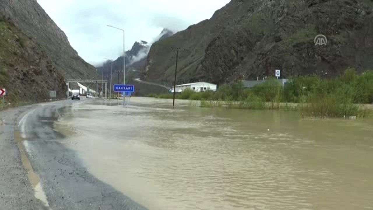 Zap Suyu Taştı, Yollar Su Altında Kaldı