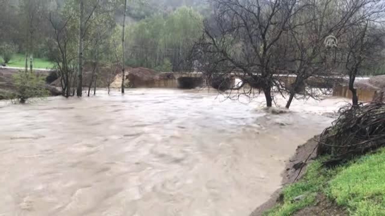 Zap Suyu Taştı, Yollar Su Altında Kaldı (2)