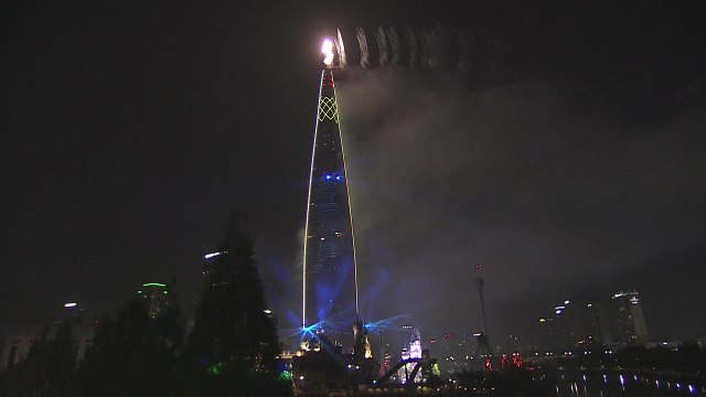 롯데월드타워 불꽃축제... 한반도 평화 기원 / YTN