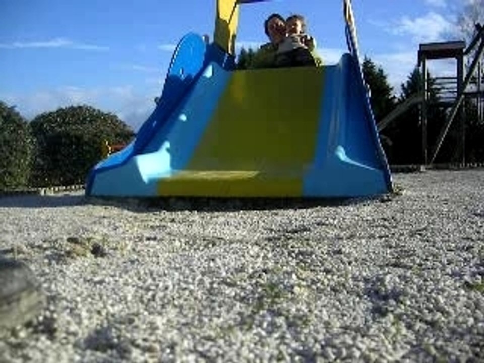 Louis fait du toboggan