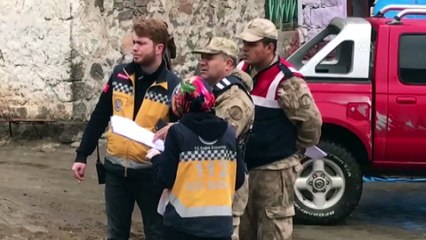 Erzurum'da bir ahırın çatısı çöktü: 2 ölü, 2 yaralı (2)