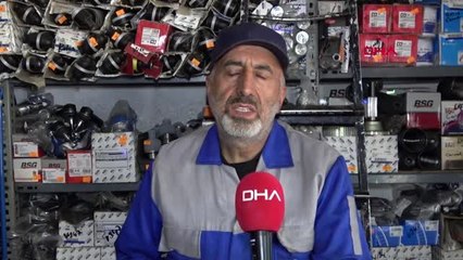 VAN İlçe girişindeki dev Türk bayrağını 7 yıldır kendisi yeniliyor