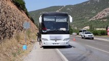 Denizli'de seyir halindeki yolcu otobüsünün motoru yandı